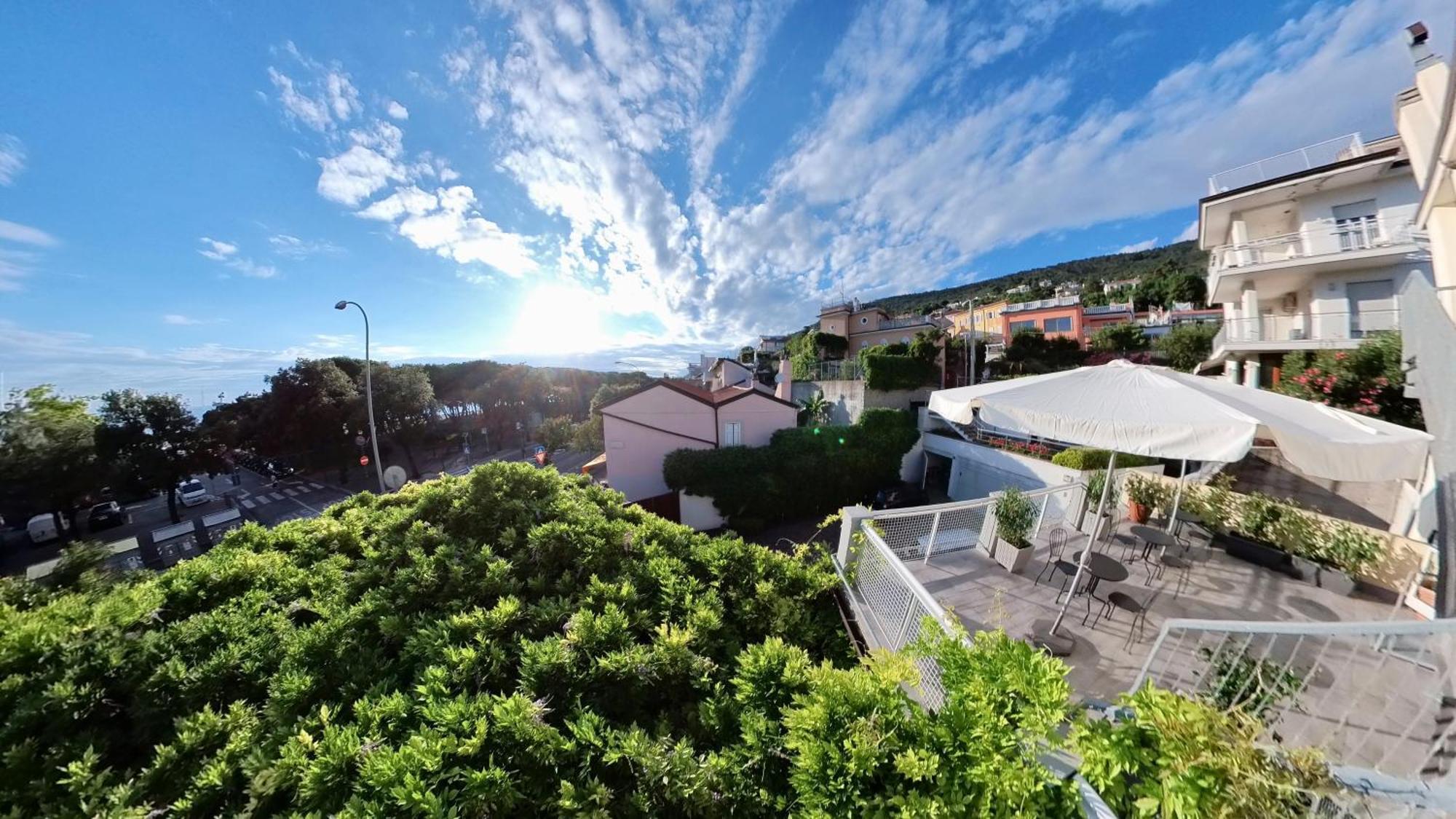 Tritone Hotel 2*